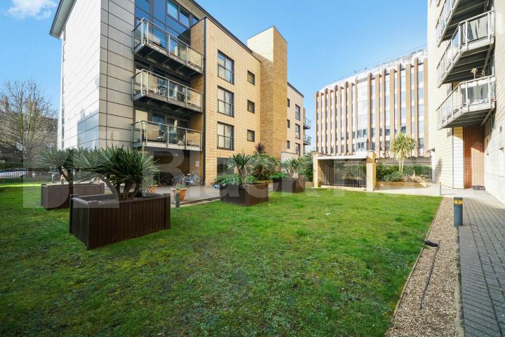 Superbly located penthouse, Inclusive of water rates & Parking Longstone Court Great Dover Steet, London Bridge